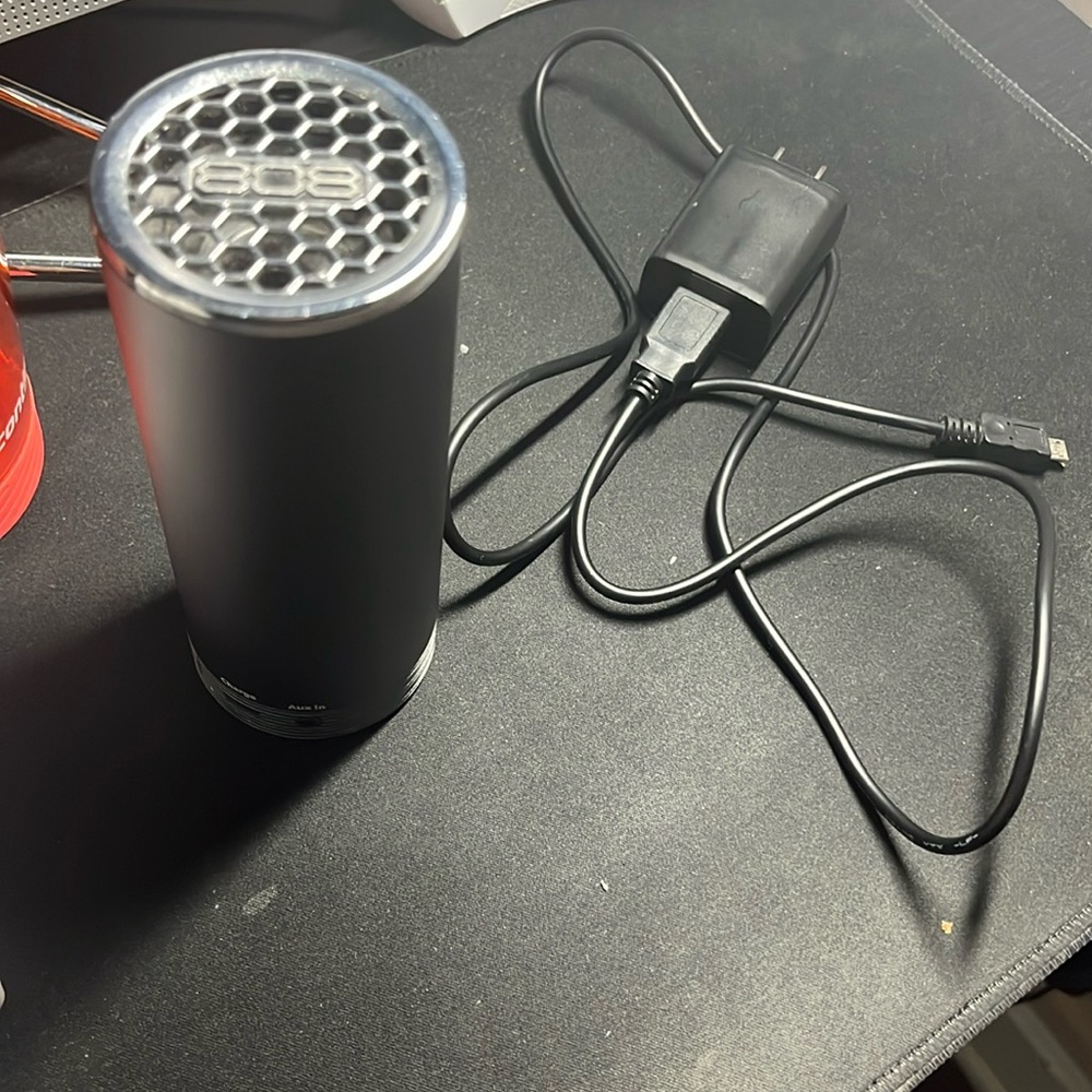 SELLING NEW 808 BLUETOOTH SPEAKER!! 🔥🔥🔈COMES WITH CHARGER AND USB PORT!! :)
